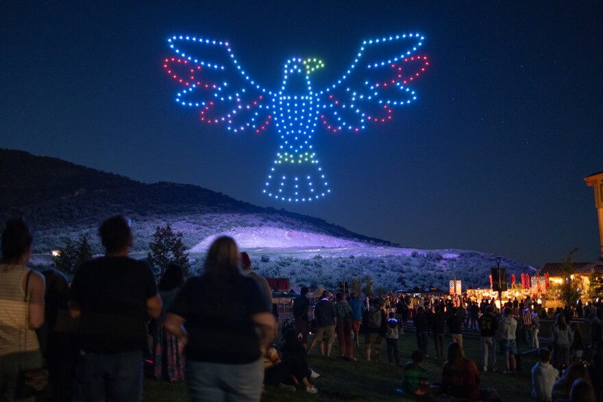 Aigle lumineux dessiné par des drones au-dessus d'un festival