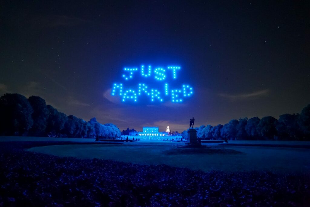 Message Just Married écrit par des drones au-dessus d'un château
